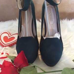 NWOT Eva Mendes heels